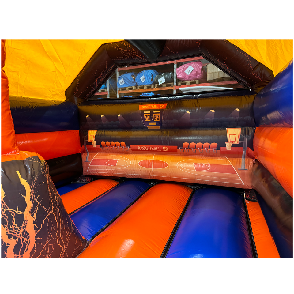 Château Gonflable intérieur avec terrain de basket sur le mur du fond