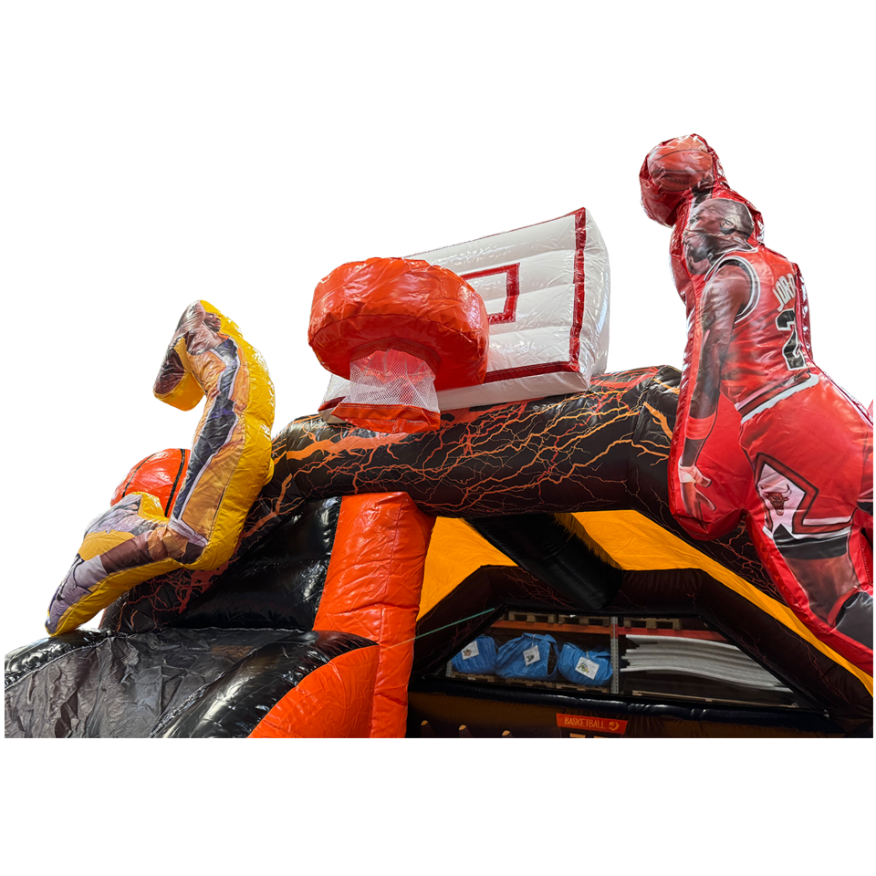 Gros plan d'un joueur de basket-ball marquant dans un but gonflable