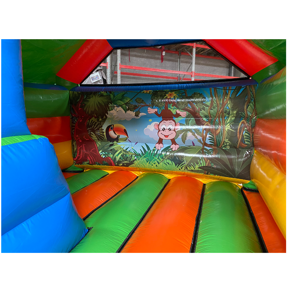 Gros plan sur un singe pendu